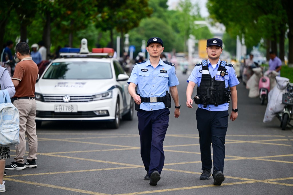 江蘇警員在試場外巡邏。新華社