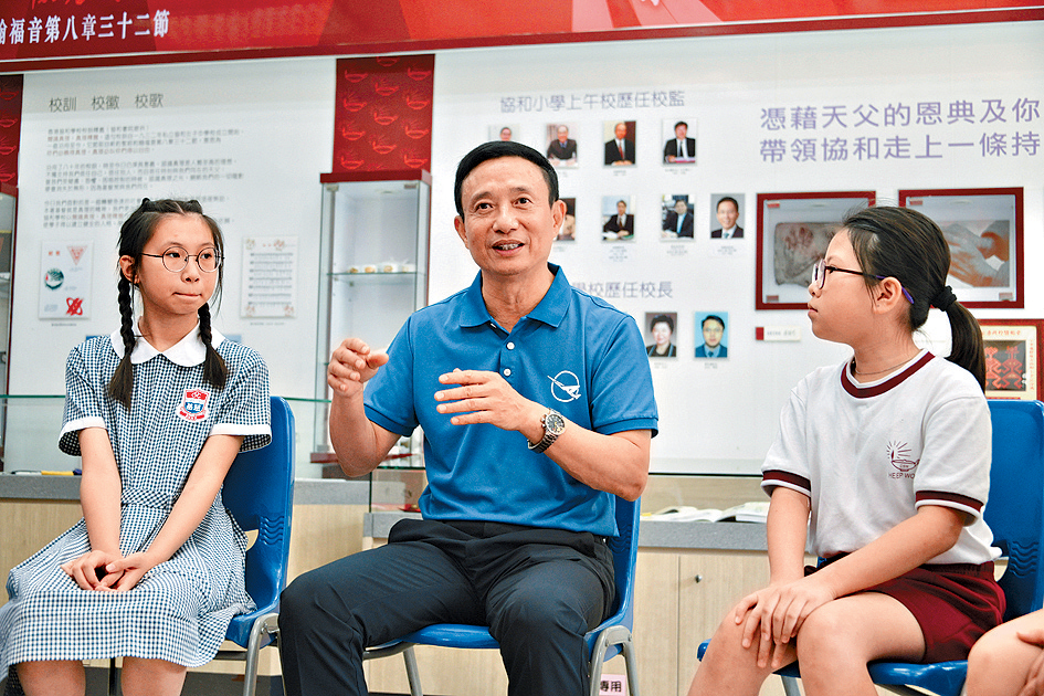 航天教育学校联网邀请中国退役太空人陈全，到校主持航天知识讲座。