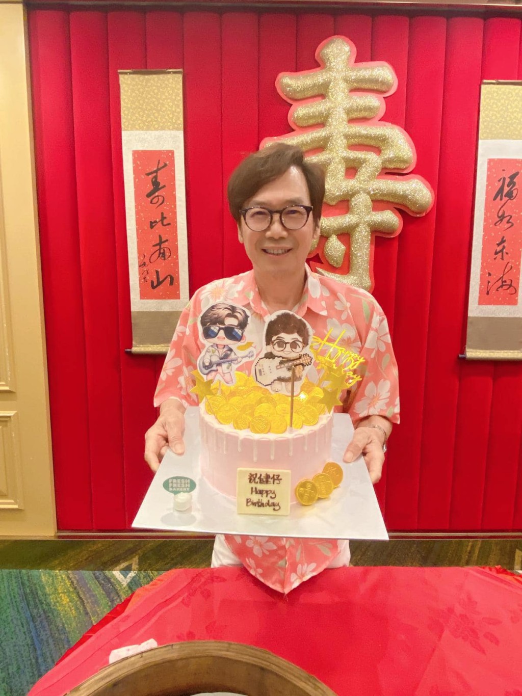 彭健新连日来获朋友搞饭局庆祝生日。