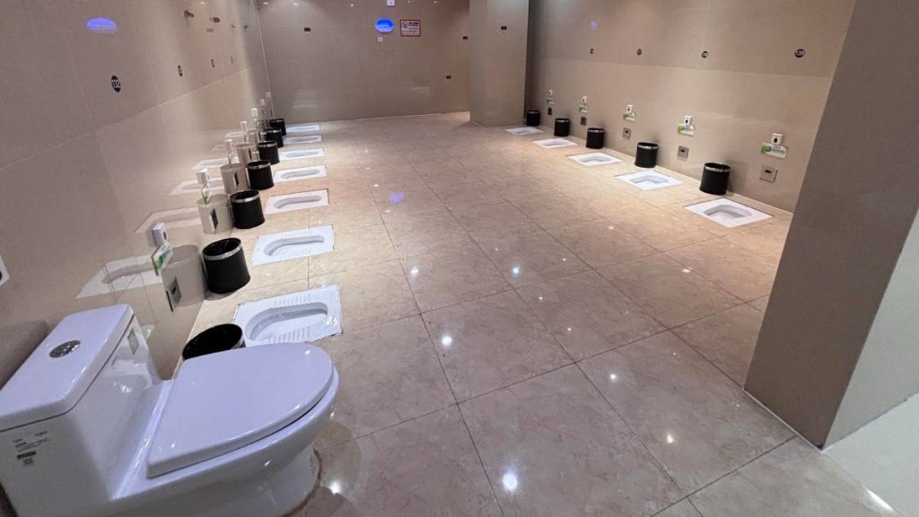 常州萬達廣場一個女廁被發現360度無遮擋引起熱議。抖音@喵喵瞄一眼