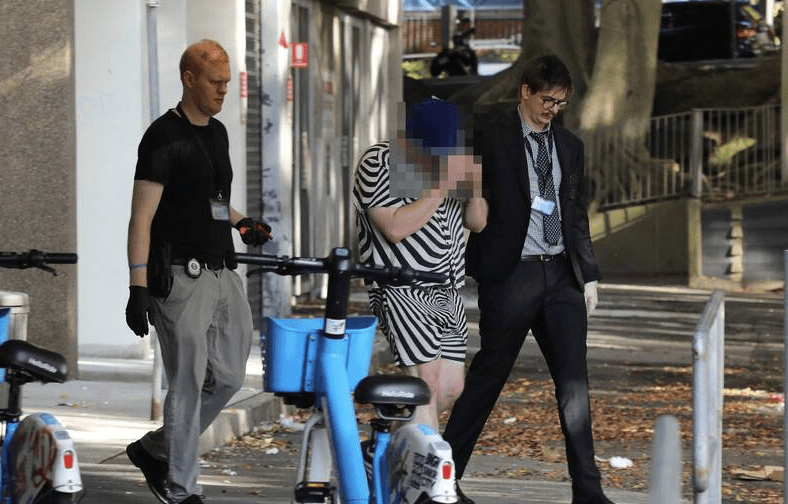 其中一名男子的被捕畫面。新南威爾斯州警方