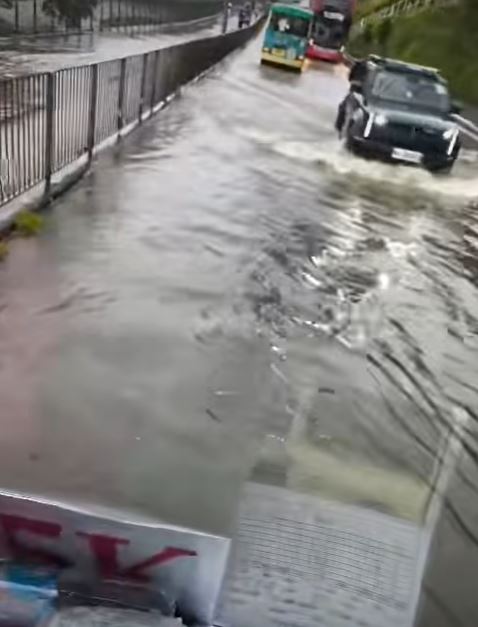 大埔水圍對出水浸，網民指「跪低兩架小巴」。fb「D18 - 大埔友」影片截圖