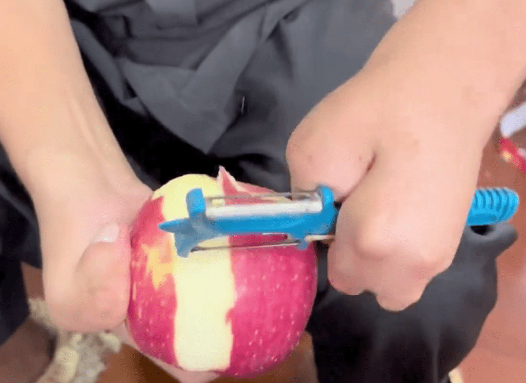 雖然只有三根手指，李先生生活可以自理。