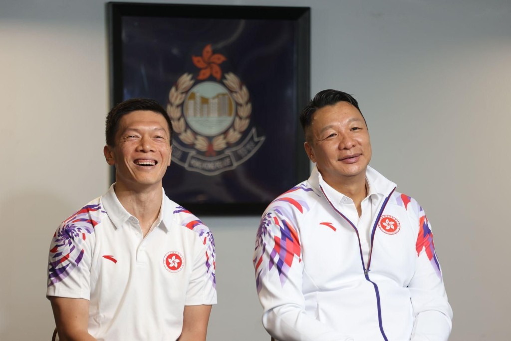 總警司馬偉卿（左）與警署警長李敬倫於十五運會展現實力和拼搏精神。