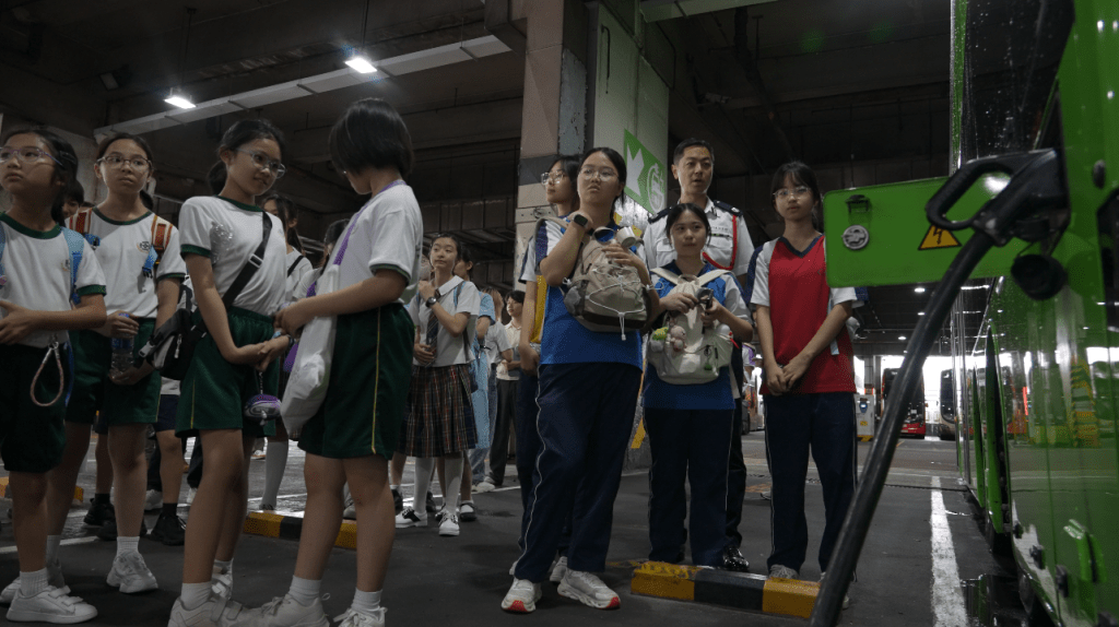 警務處助理處長(國家安全)郭嘉銓期望學生透過參觀車廠了解巴士環保科技的同時,體會資源安全的重要性。 警務處助理處長(國家安全)郭嘉銓期望學生透過參觀車廠了解巴士環保科技的同時,體會資源安全的重要性。