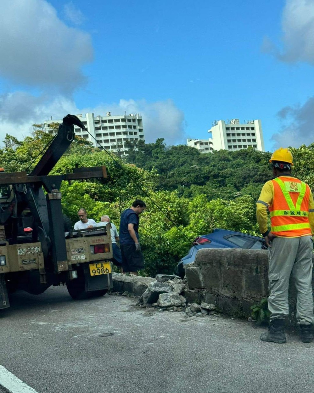 拖车到场将私家车拖回道路。小心驾驶(讨论别人同驾驶态度)FB