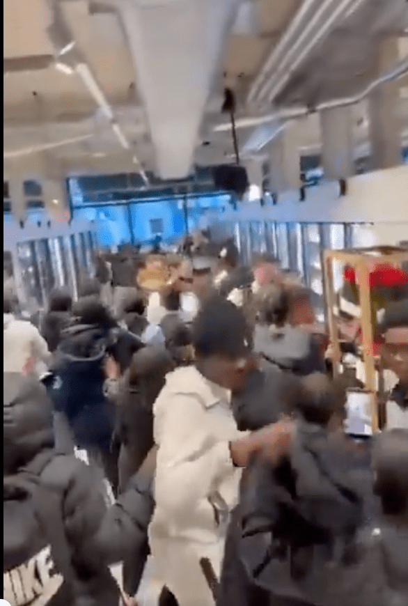 片段显示，涉事青少年冲入店内高声尖叫、互相推撞，并恶意将货架上的食物推倒在地。