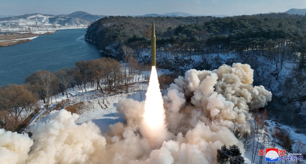 北韓證實試射固體燃料中程彈道導彈，搭載高超音速彈頭。路透社