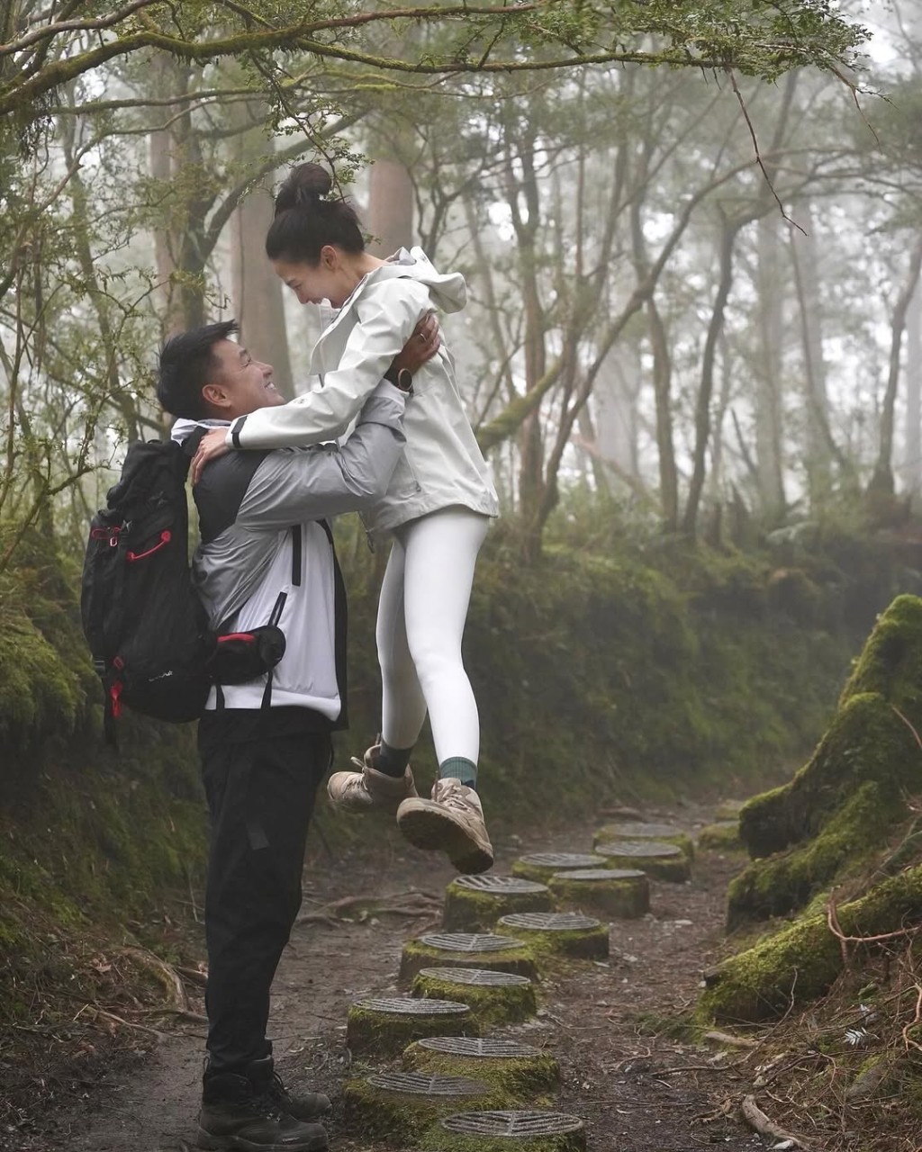 洪小鈴同時亦在IG貼出多張和張天霖的合照，宣佈結婚。