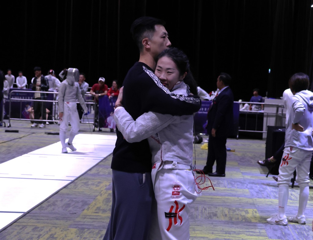 打畢在香港最後的比賽，林衍蕙即時與哥哥林衍聰擁抱。 陸永鴻攝