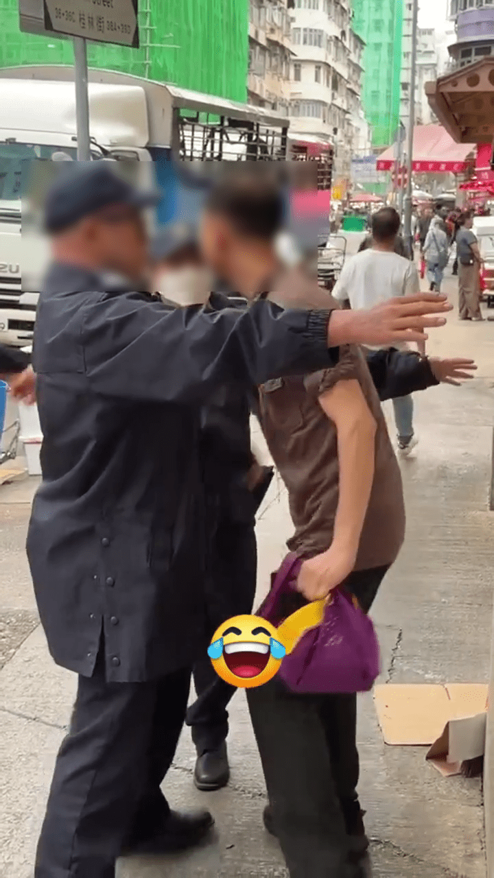 男子則不願就範,左右移動離開不果後多次用手肘試圖推開對方。 男子則不願就範,左右移動離開不果後多次用手肘試圖推開對方。