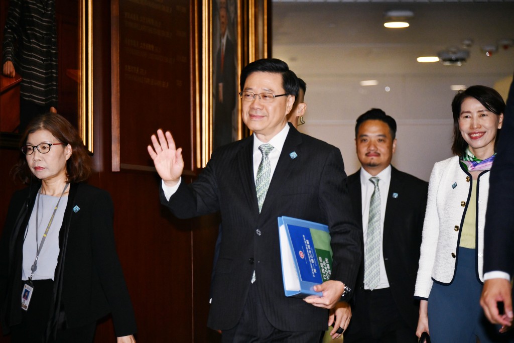 李家超今早到立法會公布香港第一個五年規劃,及2026年施政報告。陳浩元攝 李家超今早到立法會公布香港第一個五年規劃,及2026年施政報告。陳浩元攝