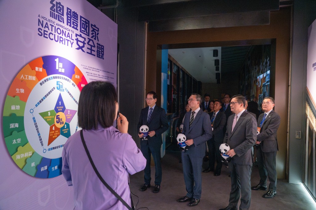 林定國及鄧炳強參觀專題展覽。林定國fb 林定國及鄧炳強參觀專題展覽。林定國fb