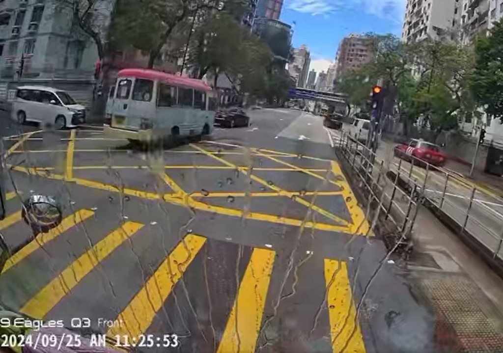 車Cam顯示小巴衝紅燈。fb車cam L（香港群組）圖片