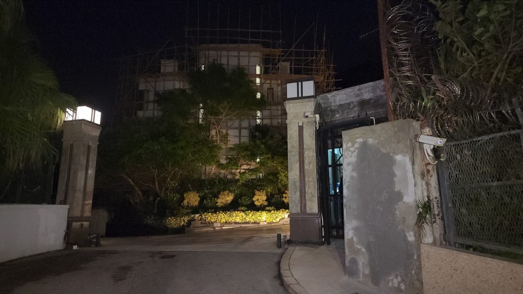 兩名男子疑利用屋苑外牆棚架潛入獨立屋，惟行蹤被屋內住戶察覺，二人即時拔足逃走，未能得手。黎志偉攝