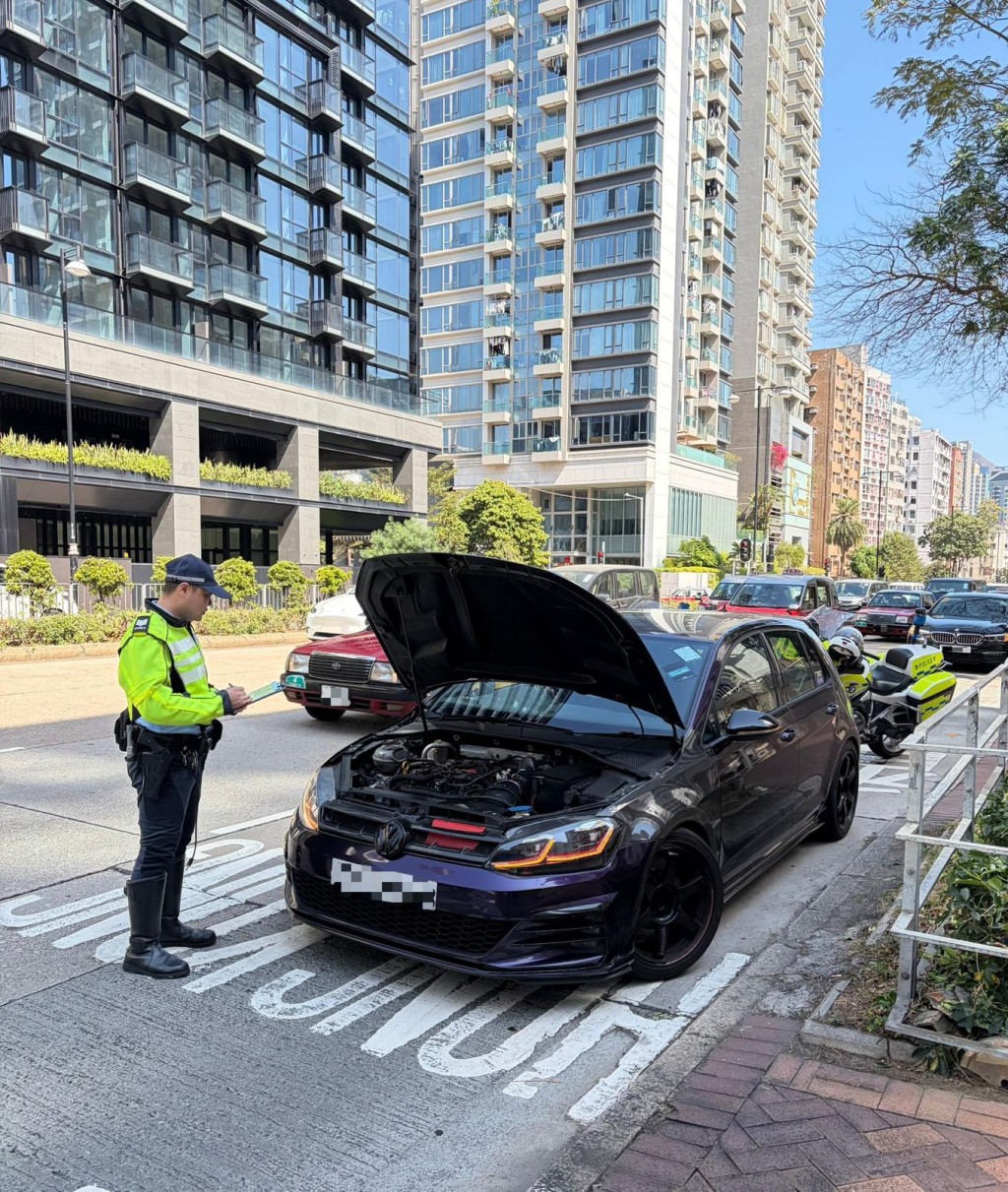 行動期間警方共發現14輛私家車及四輛電單車懷疑被非法改裝或其車身構造違規。 行動期間警方共發現14輛私家車及四輛電單車懷疑被非法改裝或其車身構造違規。