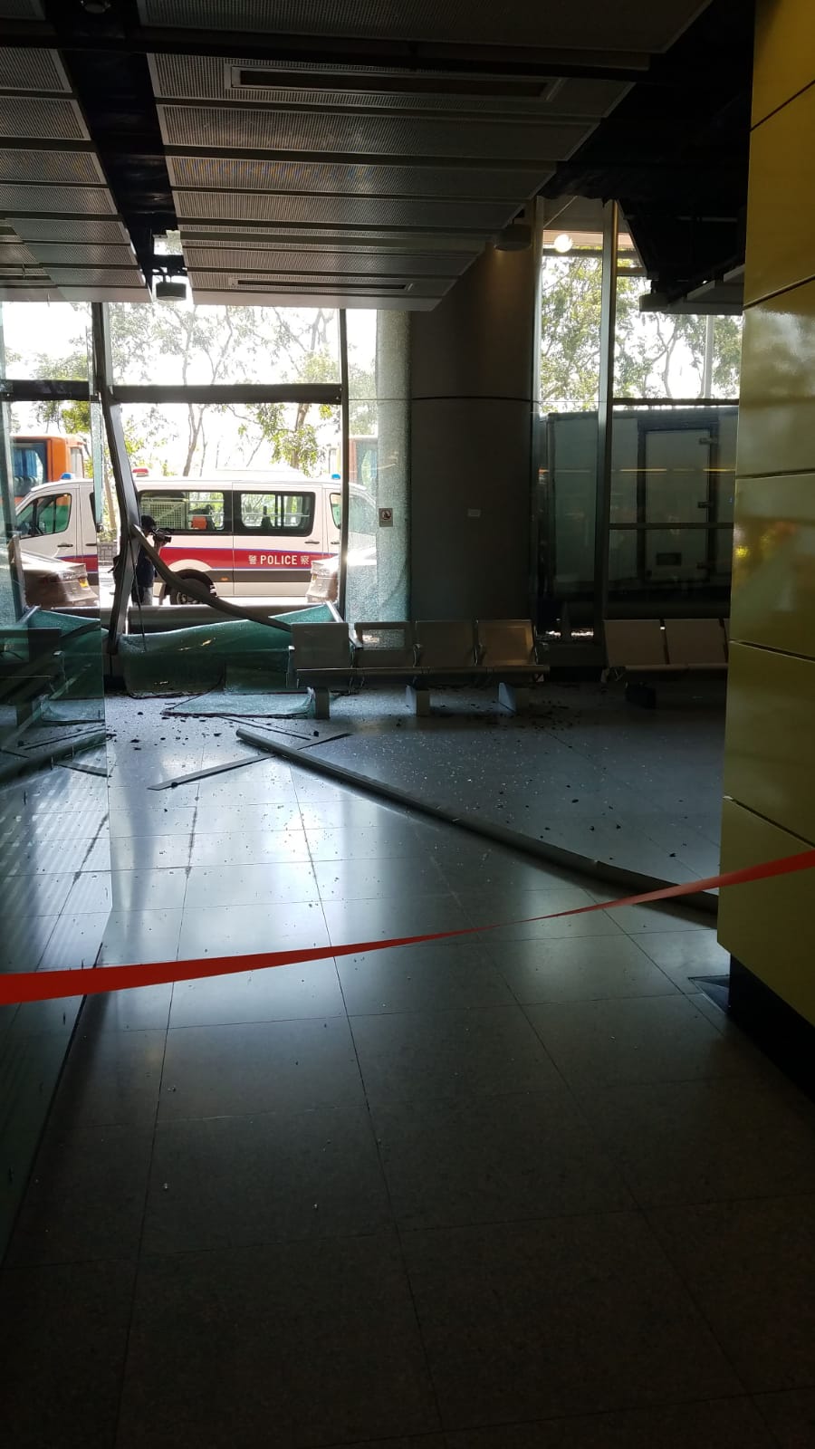 玻璃幕牆破裂。讀者陳先生提供