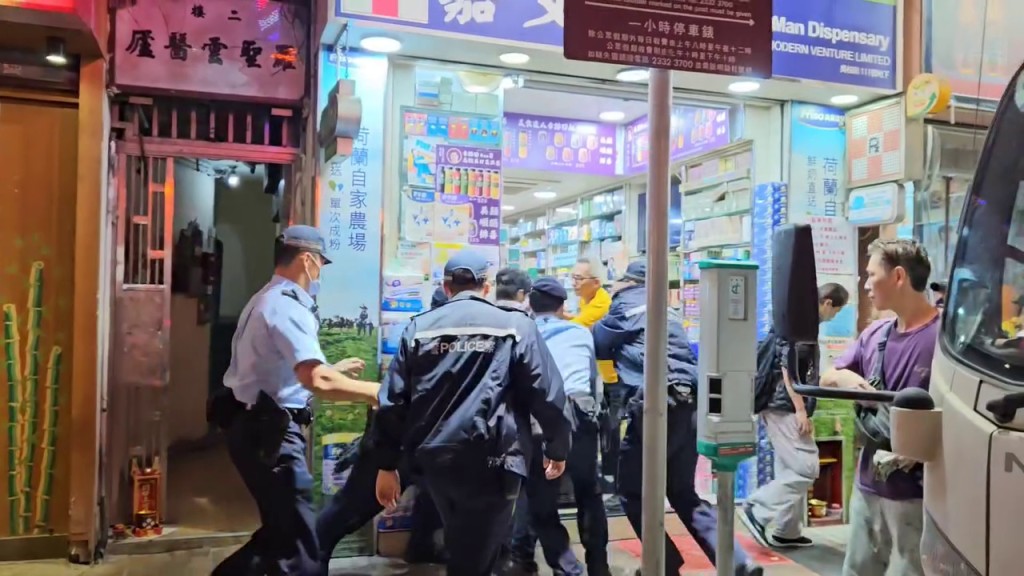 突然男子發難試圖掙脫，多名警員隨即將他拉住。香港突發事故報料區FB