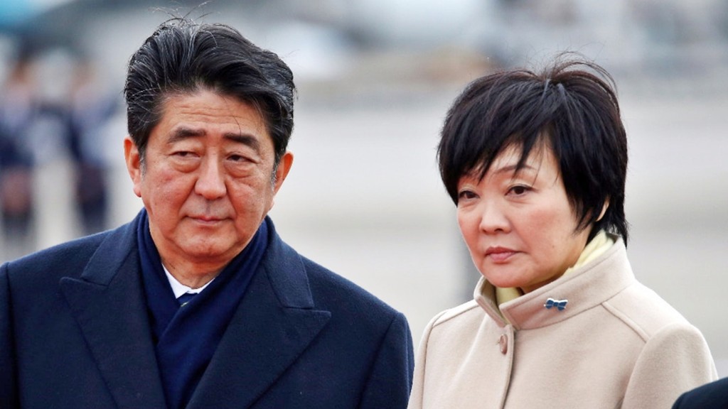 日本前首相安倍晉三（左）及妻子安倍昭惠（右）。路透社圖片