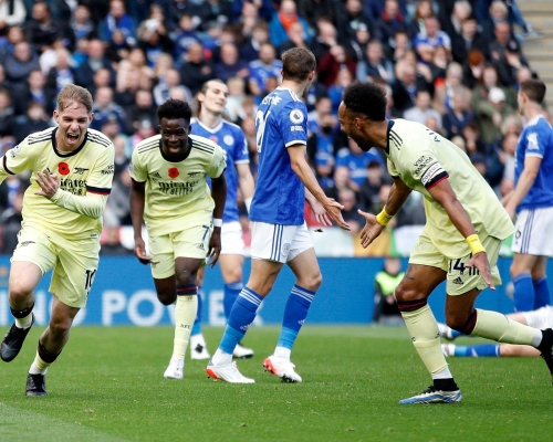 伊美路維(左)與沙卡(左二)的助攻，帶領阿仙奴各賽事九戰取得七勝二和。REUTERS