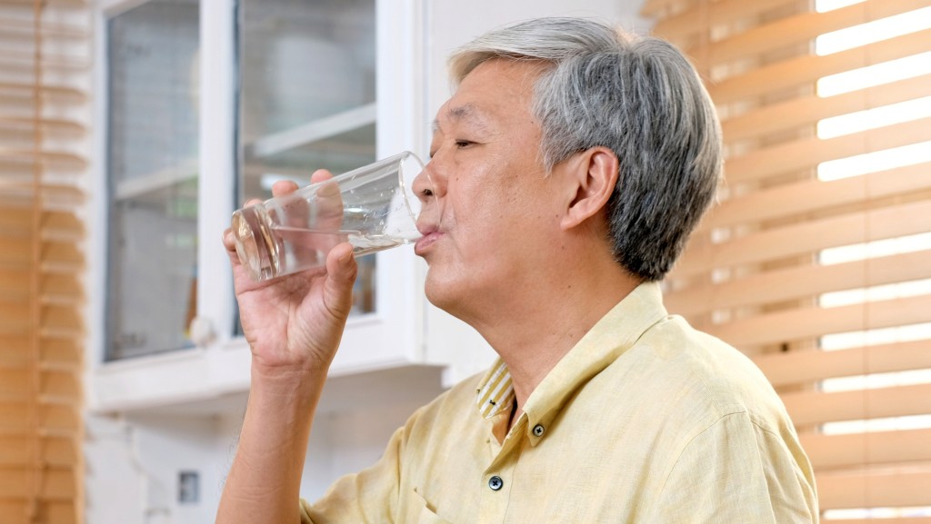 常喝水嗆到小心!1原因增吸入性肺炎風險 營養師教長者安全飲水3招