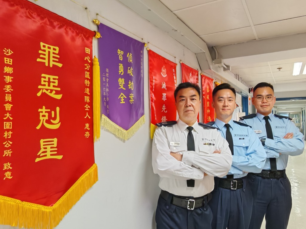 田心分區特遣隊警署警長駱元威(左)、警員李劍峰(中)及羅嘉輝(右)早前憑藉敏銳觸覺破獲連環毀壞門鎖案件,為居民排難解憂。 田心分區特遣隊警署警長駱元威(左)、警員李劍峰(中)及羅嘉輝(右)早前憑藉敏銳觸覺破獲連環毀壞門鎖案件,為居民排難解憂。