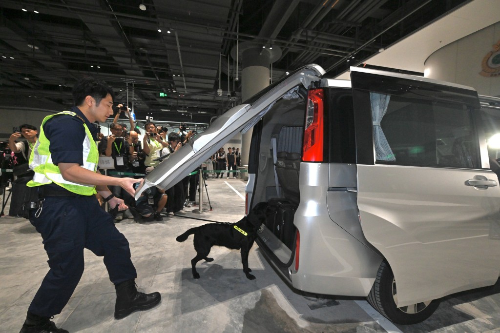 有車輛在「海關前置亭」被揀選前往查驗區接受檢查,海關搜查犬於車輛查驗區協助嗅查。 有車輛在「海關前置亭」被揀選前往查驗區接受檢查,海關搜查犬於車輛查驗區協助嗅查。