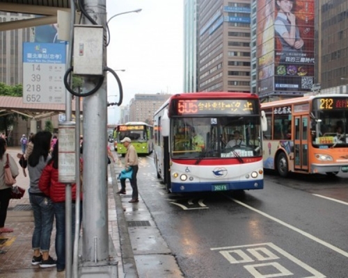 男子違例將電單車泊在巴士停靠區還罵司機不對。（配圖與文中無關）