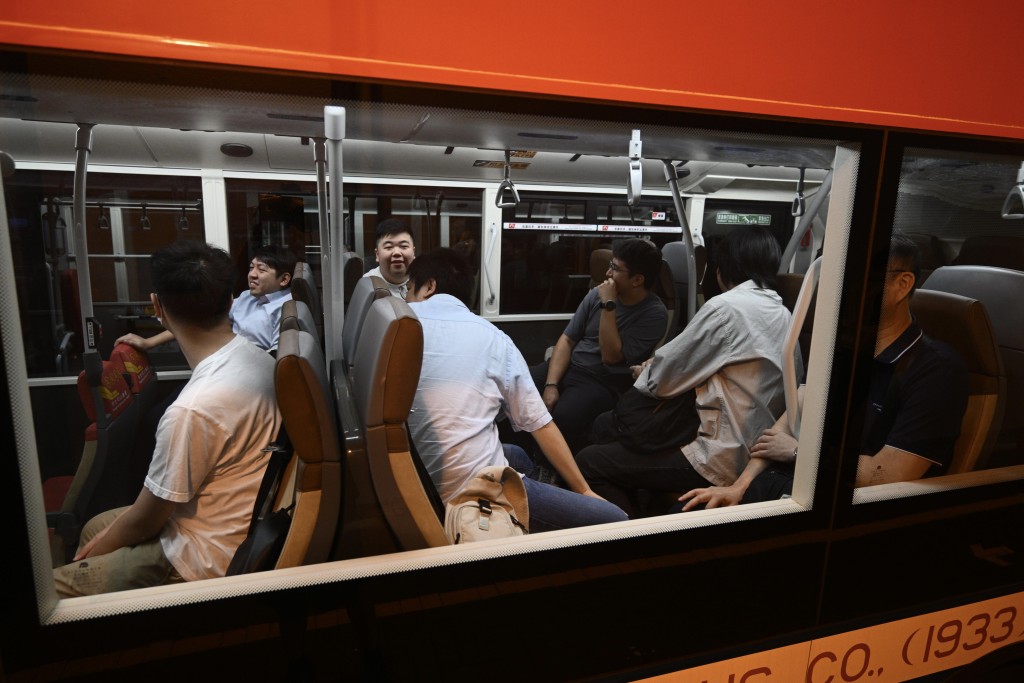 現場候車人士不算太多,約有十人。陳浩元攝 現場候車人士不算太多,約有十人。陳浩元攝