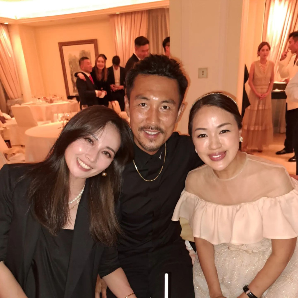 李漫芬出席陈炜和陈国强的婚宴，与视帝谭俊彦合照。