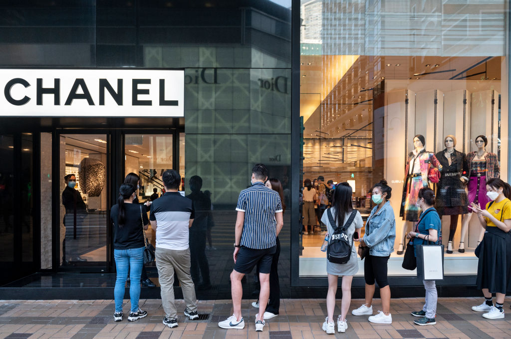 调查指，与全球消费者相比，香港消费者对购买奢侈品展现更大的兴趣。报告显示，有79%香港受访者表示每年至少购买一次奢侈品，远超全球平均水平。