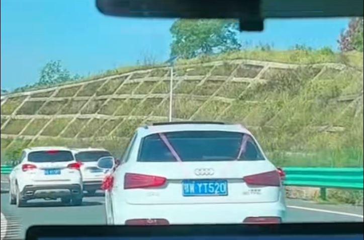 各地网友自驾前赴婚宴现场。
