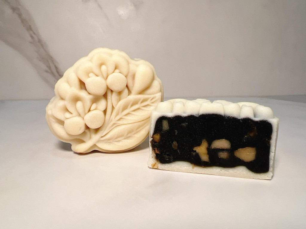 我不是冰皮」系列月餅——合桃芝麻糊月餅。受訪者提供 我不是冰皮」系列月餅——合桃芝麻糊月餅。受訪者提供