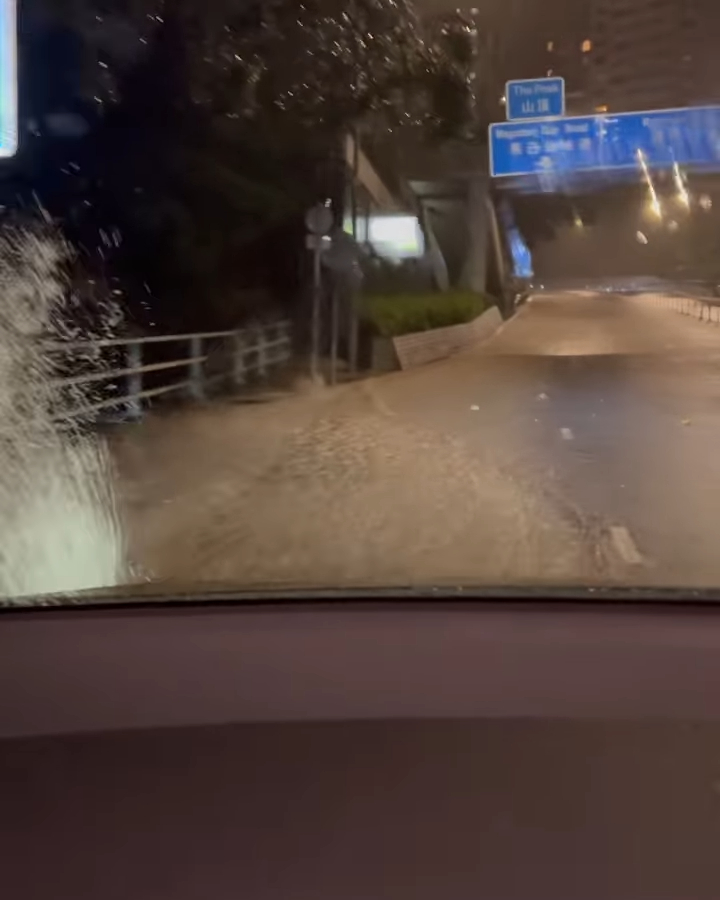影片更見容祖兒的座駕行走時，在公路上濺起的水花目測達一米高。