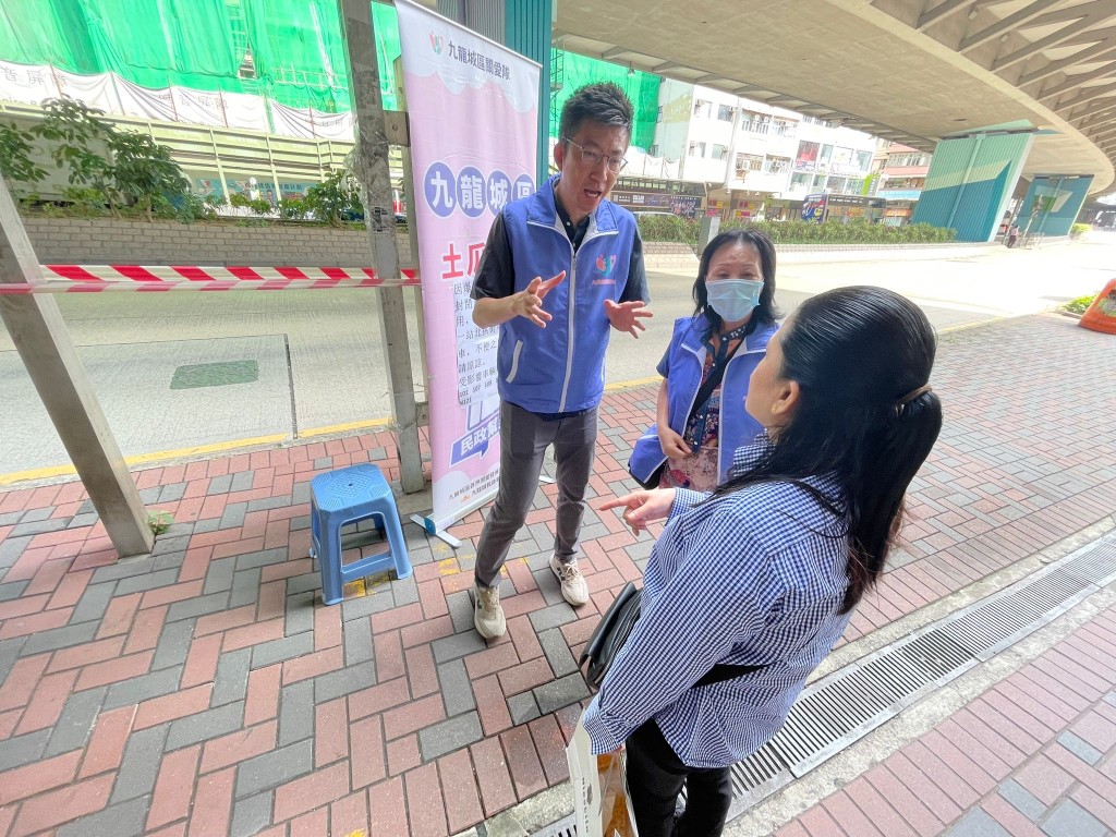 關愛隊在主要受爆水管影響的街道上,向居民說明最新情況。民政及青年事務局fb圖片