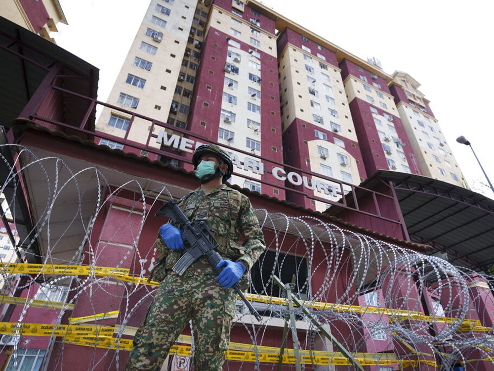 全國封城下,有軍警有住宅大廈外駐守。AP圖