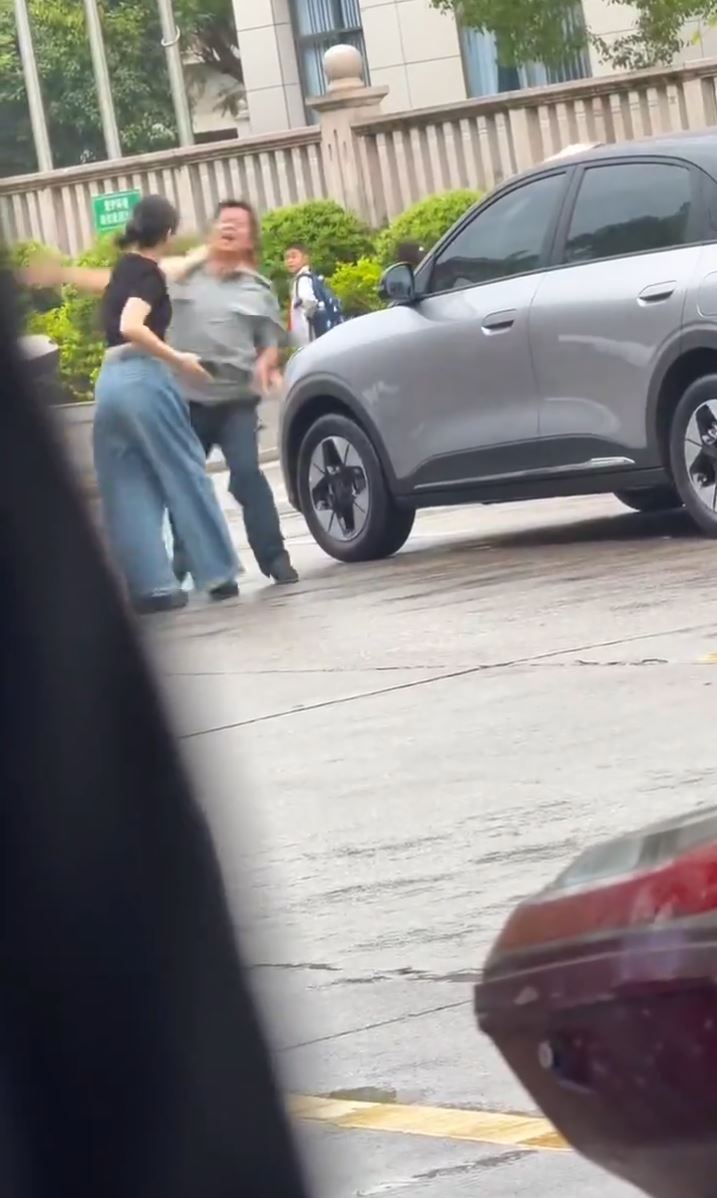 女司机又踢又掴男保安，被对方反手“兜巴星”还击。抖音＠行则将至