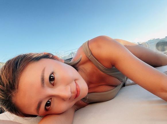 心情靚,貼張有事業線的相表達心情。