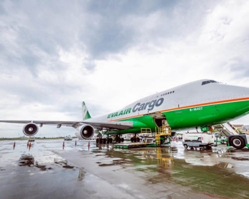 長榮航空總經理孫嘉明表示,將暫停發放員工的年終、年度調薪,以及提供員工及其直系親屬的優惠機票,但罷工期間出勤者,不受此限。(網圖)