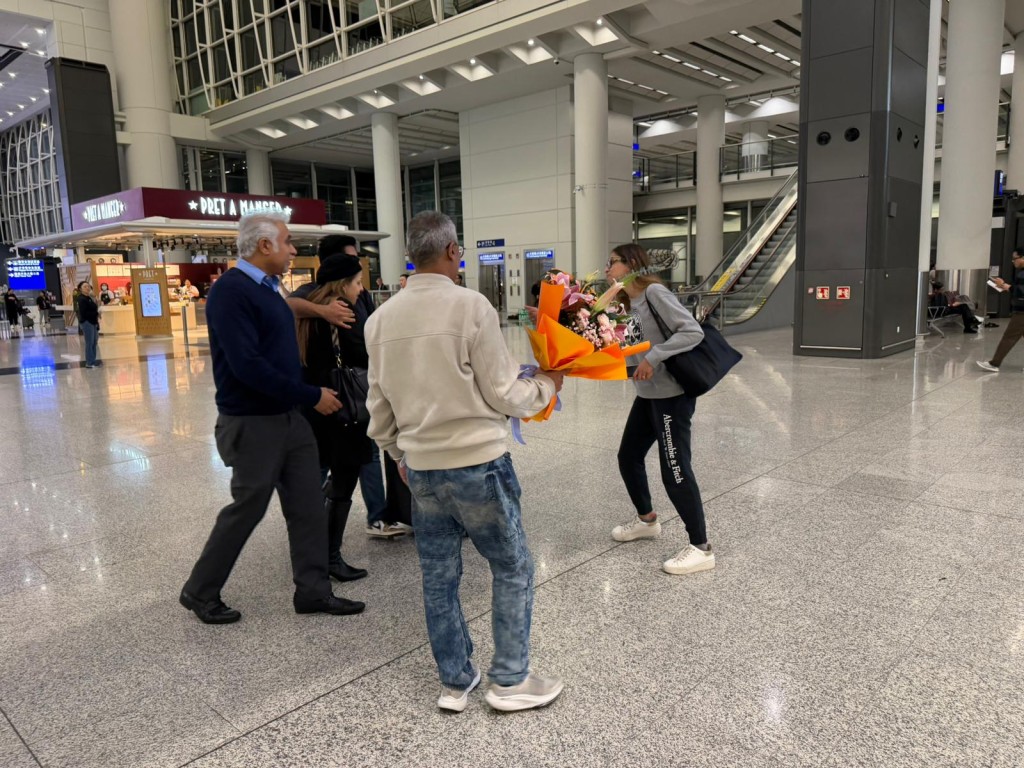 有市民帶着花束到機場迎接安全回港的親友。曾志恒攝 有市民帶着花束到機場迎接安全回港的親友。曾志恒攝