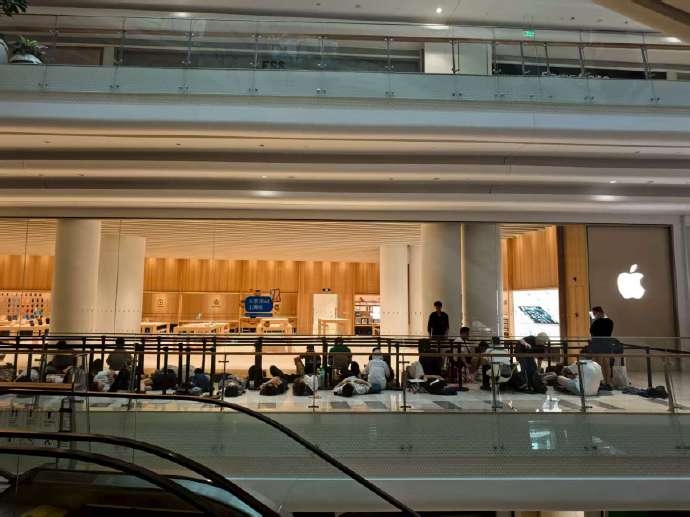 深圳Apple新店開業，逾千人通霄排隊。