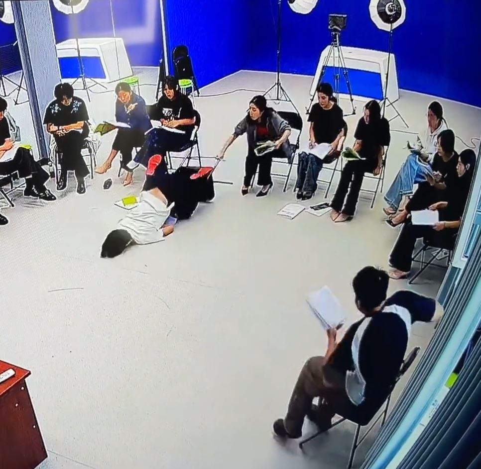 新疆高校学生堂上“钓鱼”，失控前仆铲地画面，笑爆全网。抖音