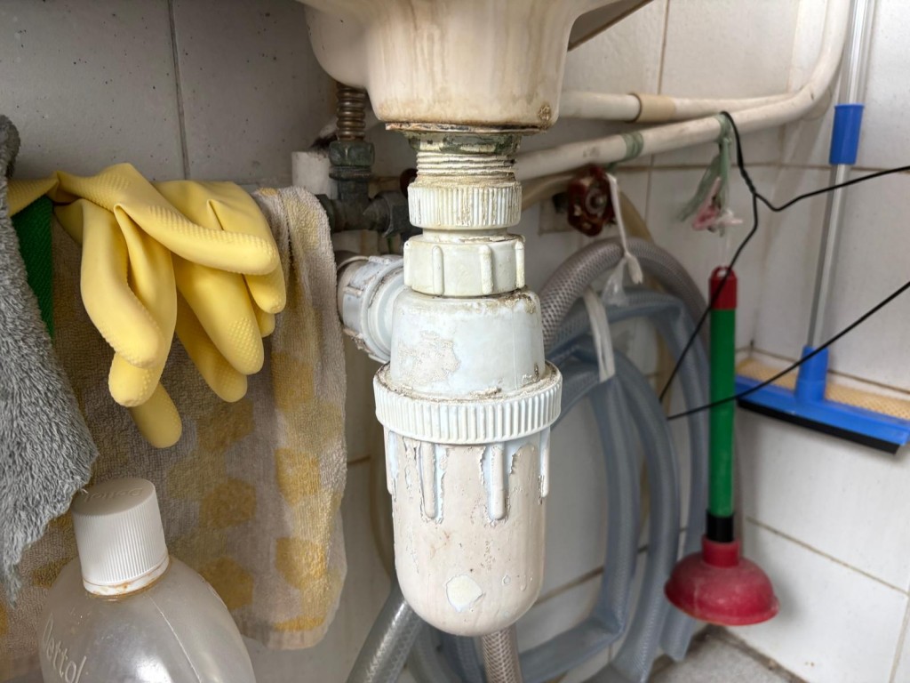 樽型氣隔（Bottle Trap）是香港住宅洗手盆和鋅盤最常見的排水配件，呈樽狀，能利用存水封鎖污水管臭氣。