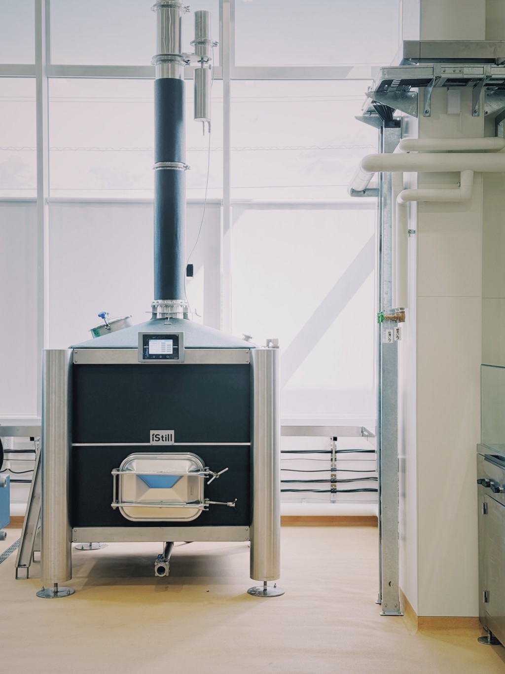 虽然没有苏格兰传统铜制壶式蒸馏器的闪亮外表,但现代化的设计令流程更精准可控,团队亦特别加装铜制冷凝器,令酒液风味更干净。 虽然没有苏格兰传统铜制壶式蒸馏器的闪亮外表,但现代化的设计令流程更精准可控,团队亦特别加装铜制冷凝器,令酒液风味更干净。