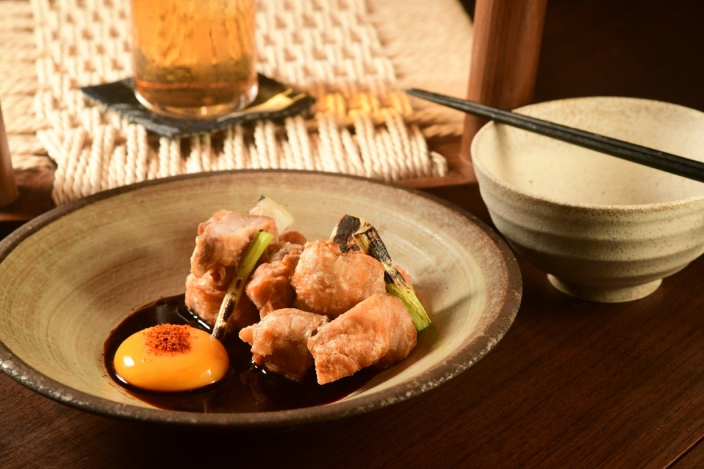 Karaage，雞塊外層是又薄又脆的雞皮，拌勻沾上傳統的月見汁及雞蛋黃吃更香口。