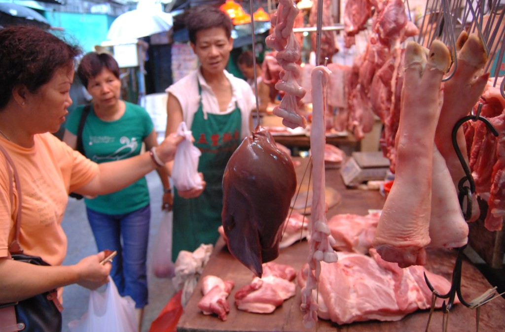肉档有售猪内脏。资料图片