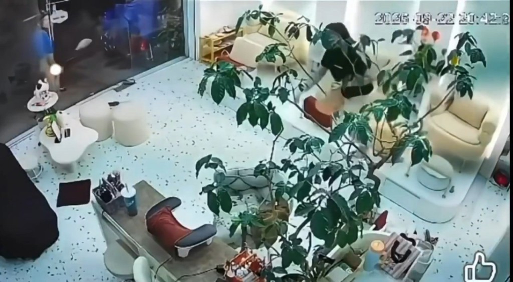 多间美容院及发廊亦相继证实遭同一名男子以类似手法骚扰。X@Kira_Viet