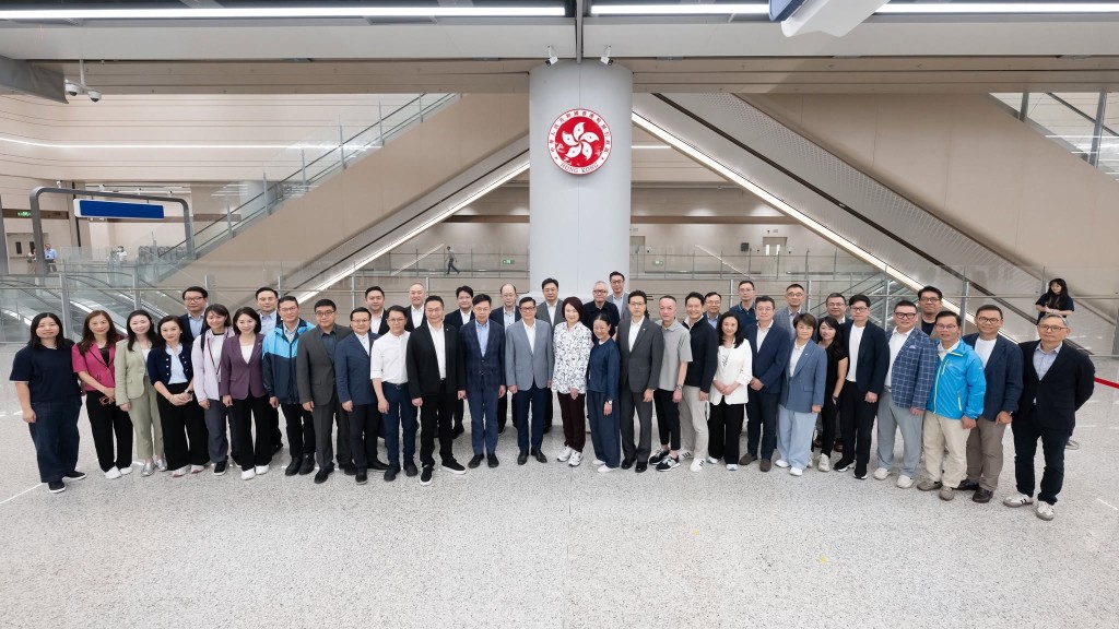 皇崗口岸聯檢大樓港方口岸區昨日(7月31日)正式成立,保安局今早(8月1日)邀請立法會議員同行前往考察調研。 皇崗口岸聯檢大樓港方口岸區昨日(7月31日)正式成立,保安局今早(8月1日)邀請立法會議員同行前往考察調研。