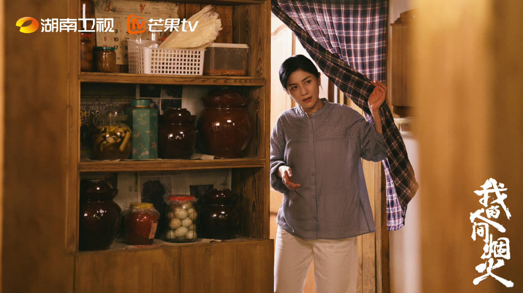 胡可在今年暑假爆紅電視劇《我的人間煙火》中飾演男主角楊洋的舅母。