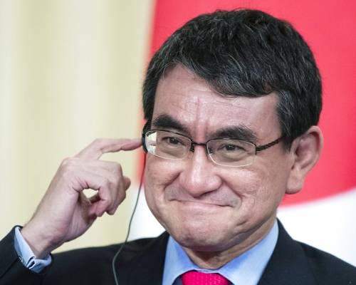 河野太郎將向外國媒體提出請求，希望能用「先姓後名」的順序來書寫日本人姓名。  AP圖片
